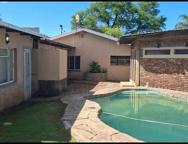 10 BEDROOM HOUSE FOR SALE IN CLAREMONT